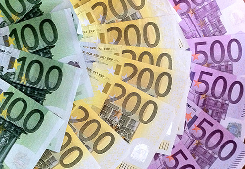 Banknoten im Fächer aufgelegt