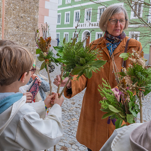 Palmsonntag / Foto Haijes Palmsonntag Pfarre Kirchdorf an der KremsKath. Jungschar bot selbst gebundene Palmbuschen an, der Erlös ist fürs Jungscharlager