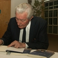 DDr. Günter Rombold beim Signieren seiner 2008 erschienen Autobiografie / © Diözese Linz DDr. Günter Rombold beim Signieren seiner 2008 erschienen Autobiografie
