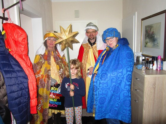 bei einer Familie                               