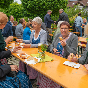 Frühschoppen im Pfarrgarten