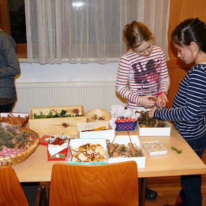 Froschgoscherl schmücken Adventkränze