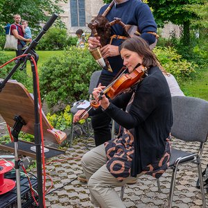 Christa und Günter Wolfinger musizieren im Pfarrgarten