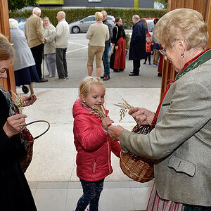 Die Goldhaubenfrauen verteilen Sträußchen / Foto: HPR Riedberger Erntedankfest 2016