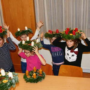Froschgoscherl schmücken Adventkränze