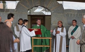 Segnung der Jägerstätter-Kapelle im Garten des Shalom-Klosters Pupping durch Bischof Manfred Scheuer