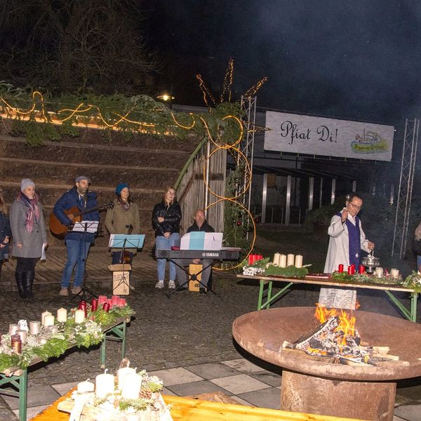 Adventkranzsegnung auf der Dorfwiese / © Pfarrgemeinde Schönering